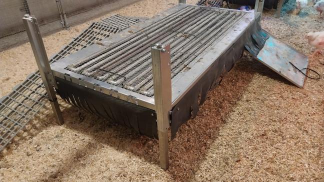 Prototype van platformen met ingebouwde koeling voor stallen voor vleeskippen.