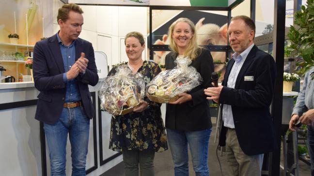 Minister Jo Brouns en Filip Fontaine (rechs) zetten tijdens Agriflanders Carine De Preter en Laurence Claerhout (2de van rechts) in de bloemtjes voor hun geslaagde match.
