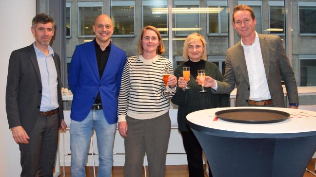 Pieter Lietaer, Koen Carels, Loes Lysens, Hilde Crevits en Jo Brouns (v.l.n.r.) toosten op het nieuwe SALV-werkjaar.