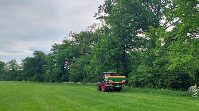 Zowel de mestwetgeving als de temperatuursom laten momenteel nog niet toe om grasland te gaan bemesten.