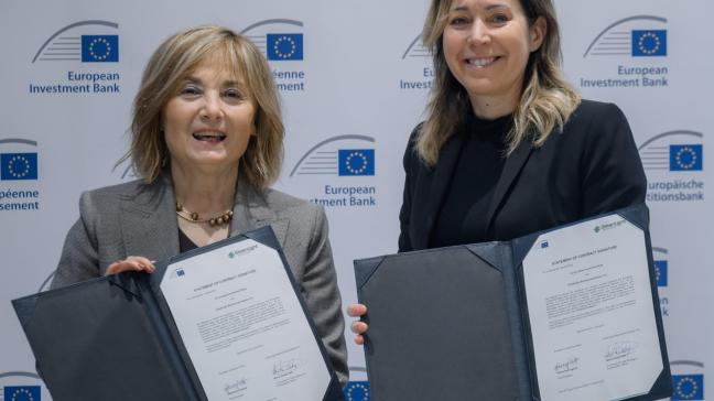 Het akkoord over de lening van de Europese Investeringsbank aan GreenLight Biosciences werd ondertekend door (links) EIB-vicevoorzitter Gelsomina Vigliotti en Marta Ortega-Valle van GreenLight Biosciences (rechts).