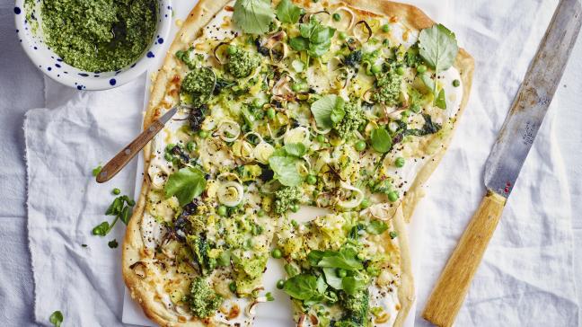 Flammkuchen met savooikool, prei, erwtjes en pesto 3