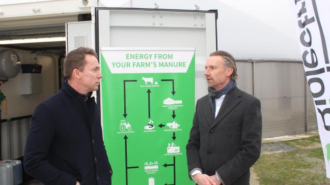 Vlaams minister van Landbouw en Omgeving Jo Brouns (links) en Philippe Jans van Biolectric (rechts) bij de inhuldiging van de 400ste mestvergister van Biolectric in Kruisem.