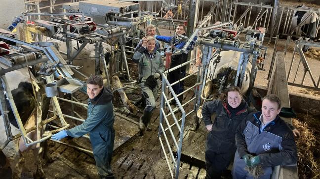 Het is van groot belang dat leerlingen in de landbouwopleiding vroeg kennismaken met klauwverzorging.