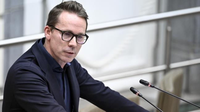 Vlaams minister van Landbouw Jo Brouns is in het Vlaams Parlement op 25 februari stevig onder vuur genomen voor zijn mestbeleid.