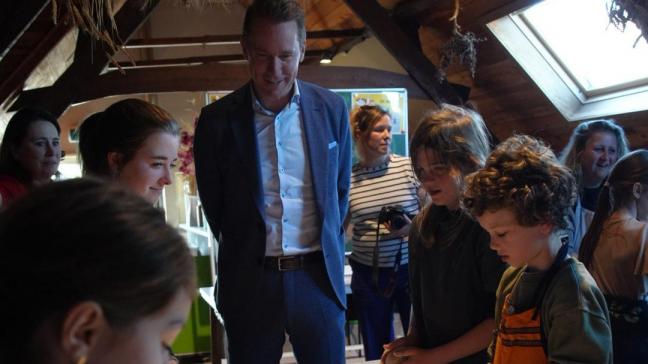 Minister Brouns bakte brood samen met leerlingen van de tweede graad van scholen De Wijze Eik (Mariakerke) en VLS Ten Ede (Wetteren).