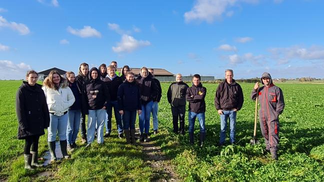 Studenten bezochten Stijn Dewulf. Hij past agro-ecologische / regeneratieve landbouw toe met veel aandacht voor de bodem. Hij zaaide een divers gras-klaver- kruidenmengsel in als voeder voor zijn melkvee.