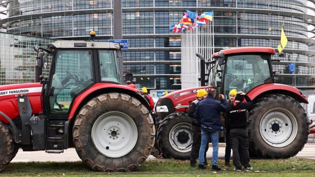 Boeren en natuurorganisaties protesteerden in het verleden al tegen de versoepeling van de GGO-wetgeving, zoals hier op 6 februari 2024 voor het Europees Parlement in Straatsburg.
