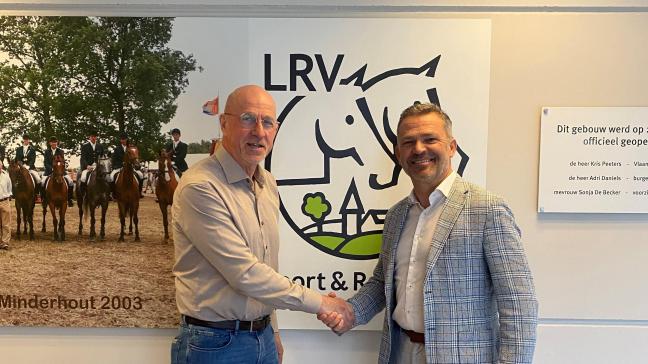 Georges Van Keerberghen geeft het voorzitterschap van LRV door aan Lode Ceyssens.