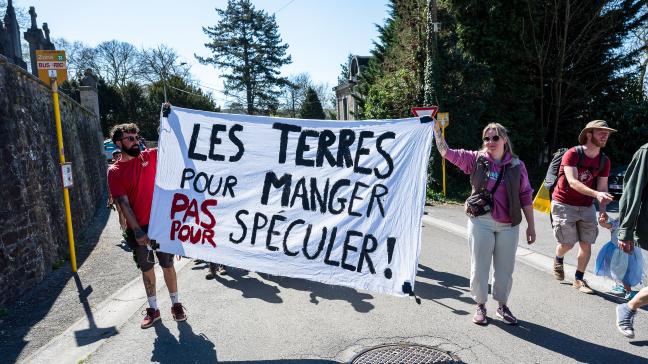 Driehonderd landbouwers manifesteerden op 12 april aan het kasteel van Etienne de Dorlodot, hoofd van Sogesa, een bedrijf dat landbouwgrond beheert. De boeren klagen de 'feodale praktijken' van bedrijven als Sogesa aan.