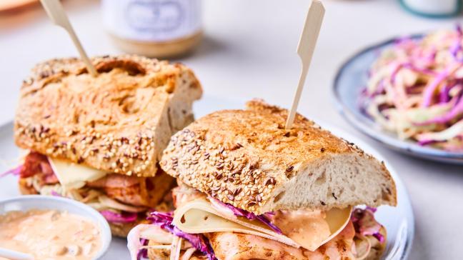 Broodje Breydelspek met koolsla, kaas en pittig sausje 01