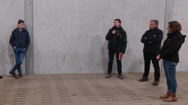 Zowel de landbouwer (l) als de partners betrokken bij het bouwproject gaven duiding bij de gebruikte technieken om aardappelen en uien te bewaren.