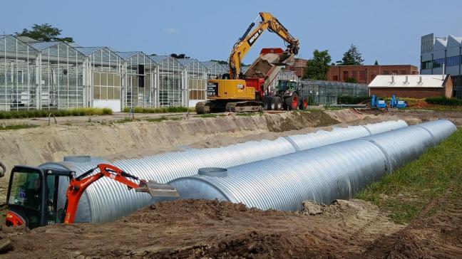 De installatie van de ondergrondse wateropslag bij PTS Mechelen.