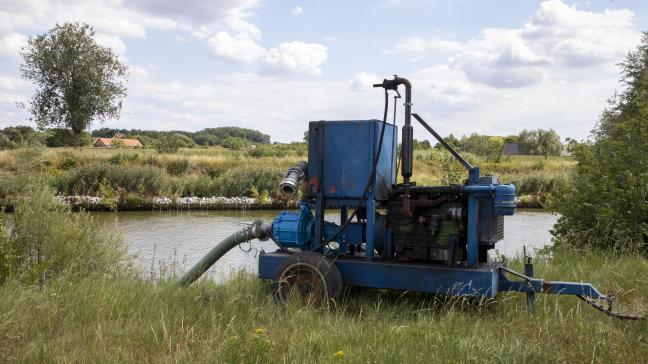 Voor 4 waterlopen in West-Vlaanderen geldt met onmiddelijke ingang een tijdelijk verbod om water op te pompen.