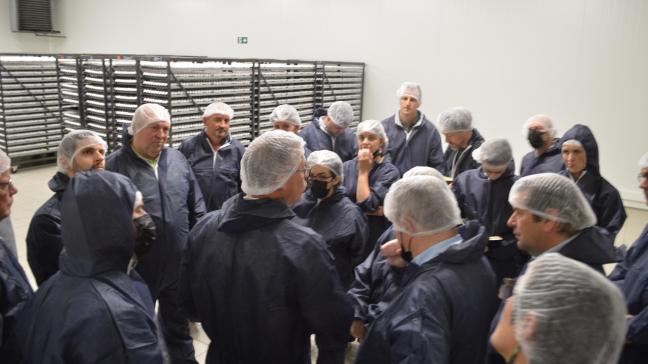 De Landsbond Pluimvee organiseerde op 23 mei opnieuw zijn pluimveetour waarbij parlementsleden en medewerkers van de commissies Dierenwelzijn, Omgeving en Landbouw werden uitgenodigd op 4 verschillende Vlaamse pluimveebedrijven.
