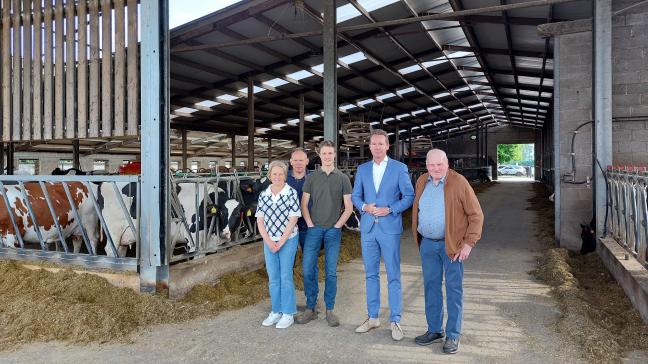 Minister Brouns samen met 3 generaties landbouwers onder een asbestveilig dak.