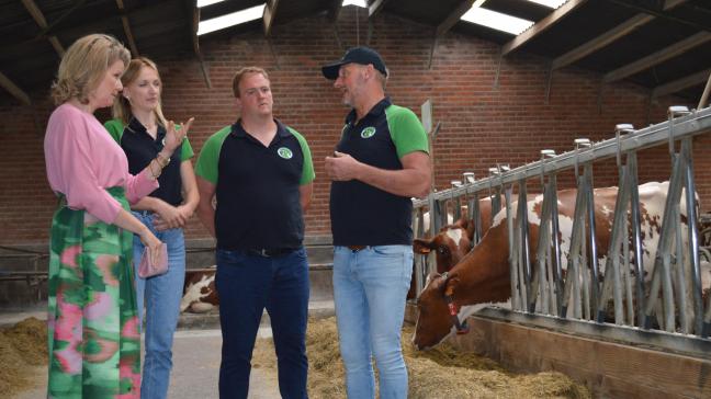 Op uitnodiging van Boerenbond bezocht koningin Mathilde ‘t Leenhof, een melkvee- en geitenboerderij in Zele.