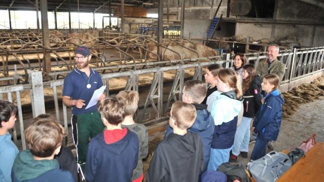 Het zesde leerjaar van de Vrije Basisschool De Vaart uit Oostkamp bracht een bezoekaan Hoeve Ten Eeckhoutte.