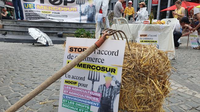 Aan het Europees Parlement in Brussel hebben vakbonden en ngo's op 24 juni betoogd tegen het vrijhandelsakkoord tussen de Europese Unie en het Zuid-Amerikaanse handelsblok Mercosur.