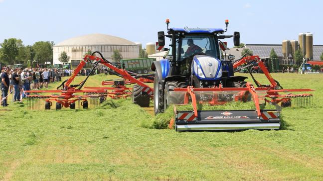De Grasdag was opnieuw een succes. Hier de Kuhn-hark-combinatie aan het werk.