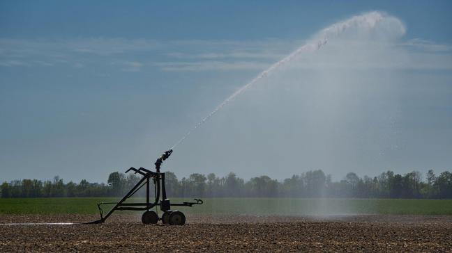 De gouverneur van Oost-Vlaanderen breidthet bestaande tijdelijke onttrekkingsverbod voor de onbevaarbare waterlopen en publieke grachten opnieuw uit.