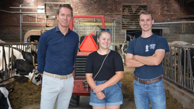 Vlaams minister van Landbouw Jo Brouns, Lio Bollen en haar vriend Robben Meyers in de melkveestal.