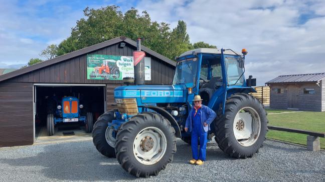 Ivan De Graeve voor zijn Ford 8210  en op de achtergrond een  Fordson Major.