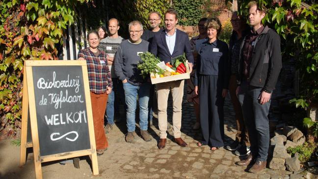 Vlaams minister van Landbouw Jo Brouns (centraal, met groenten) ging op biobedrijf De Kijfelaar in Noorderwijk in gesprek met 4 bioboeren.