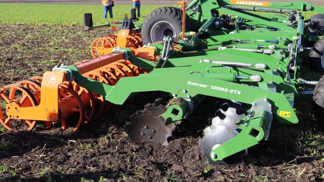 Deze getrokken Catros-compacte schijveneg van Amazone werkt 12 m breed. Door enkel de tweede rij schijven dieper of ondieper te laten werken, stuurt het werktuig zichzelf naar links of rechts. Dat is handig op golvende velden.