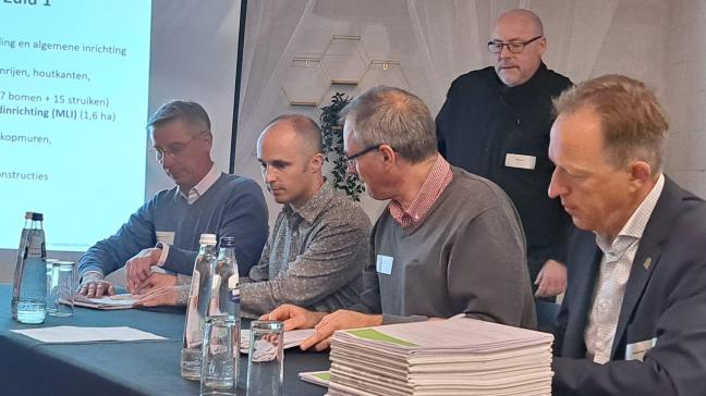 De ondertekening van de plannen, horend bij de akte in het ruilverkavelingsproject Schelde-Leie.