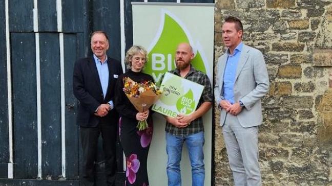 De BioVLAM 2015 werd uitgereikt door Filip Fontaine (links) van VLAM en Vlaams minister Jo Brouns (rechts) aan Maarten Gelders (tweede van rechts) en zijn partner Lien Coomans.
