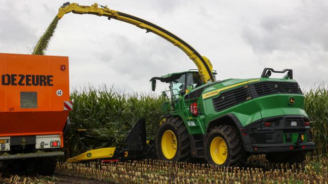 Het grootste nieuws bij het  persevenement in Nederland zat in  de presentatie van 2 nieuwe hakselaar-series. Hier de grootste, de F9.1000, in actie.