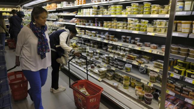 Een verhoging van de BTW op voeding zou de winkelkar een stuk duurder maken.