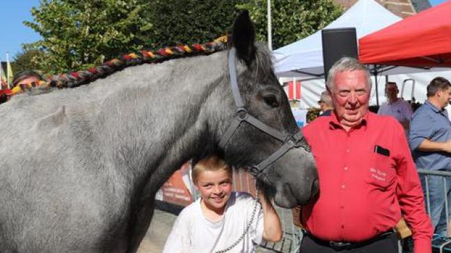 Etienne bij de uitreiking van de medaille aan een van de jongste fokkers, die zijn lievelingspaard voorgesteld had tijdens de prijskamp van Vosselare 2025