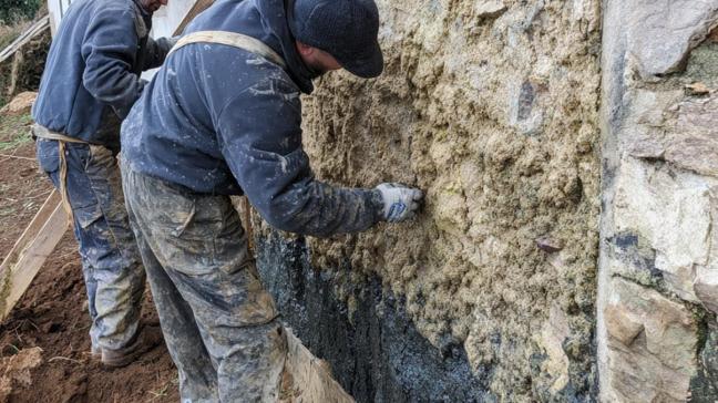 Een muur is gemene eigendom wanneer hij op de perceelsgrens staat, wanneer hij dient als scheiding tussen 2 erven of gebouwen en wanneer er geen akte of overeenkomst of uiterlijk teken is dat het tegendeel bewijst.