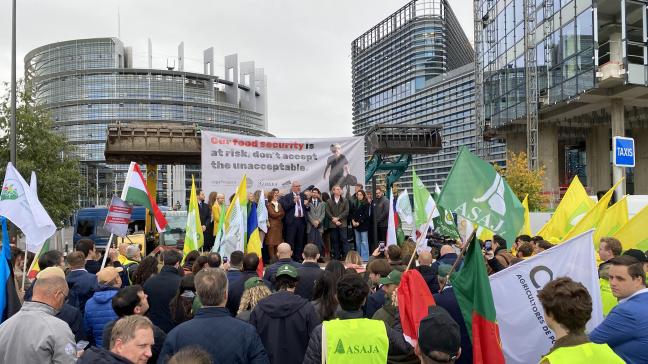 Op 21 oktober organiseerden landbouworganisaties een protest tegen de begrotingsplannen van de Europese Commissie in Straatsburg. Ongeveer 50 Europarlementsleden deden mee.