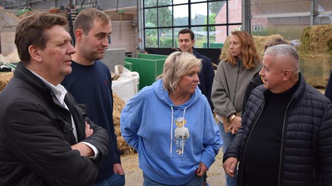 De 3 Europarlementsleden (van links naar rechts Benoît Cassart, Hilde Vautmans en Daniel Buda) in gesprek met Nick Guns (tweede van links).