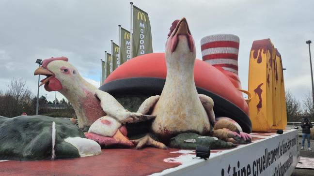 Met als symbool de schoen van mascotte Ronald McDonald die kippen verplettert, klaagt GAIA de wanpraktijken bij de leverancier van het fastfoodbedrijf aan.