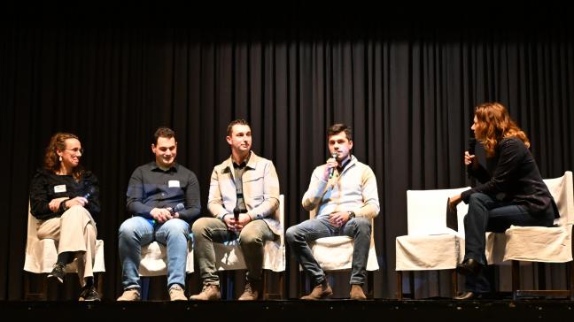 Het panel voor het rondetafelgesprek bestond uit 4 jonge melkveehouders, met vanaf links Karin Hoefkens, Quinte Jochems, Niels Achten, Phille Renders en presentatrice Ilse De Vis.