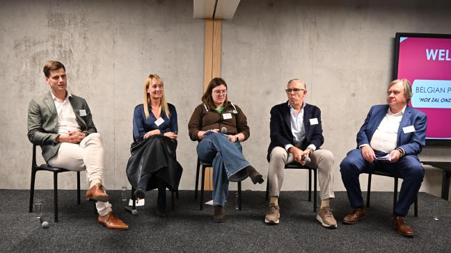 Moderator Johnny Vansevenant (helemaal rechts) praatte op de Belgian Pork Academy met 4 panelleden (vanaf links): Pieter-Jan Meerschman, Karen Pollet, Justine Arkens en Peter Goossens.