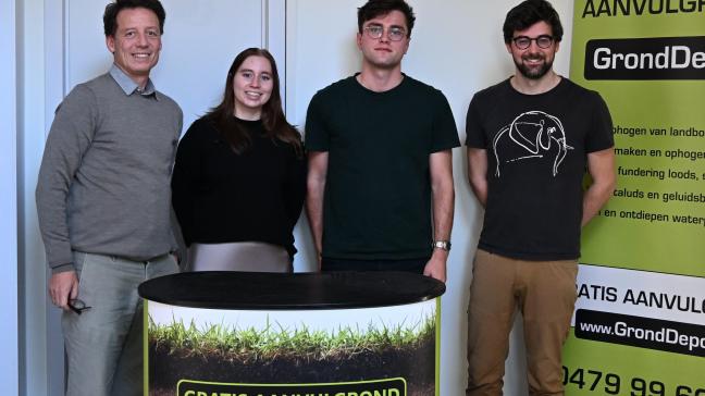 Joris Suda (vanaf links), Yentl De Clerck en nog 2  collega’s van GrondDepot.