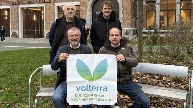 V.l.n.r. Emmanuel Steyaert, Mathias Cattoir en zittend Peter Timmerman en Iñaki Colpaert van energiecoöperatie Volterra in het Meetjesland.