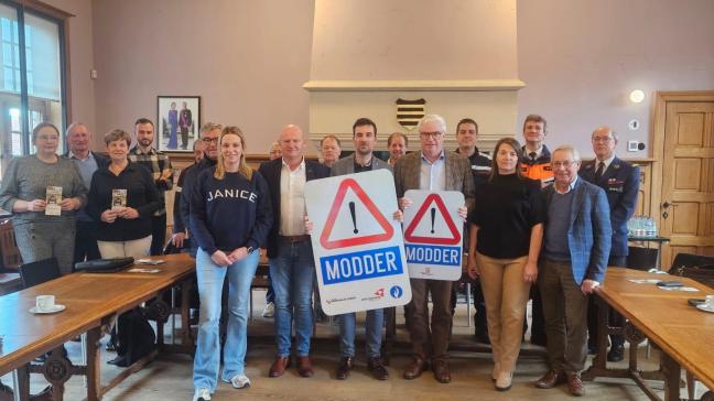 Een deel van de ploeg die dit jaar zijn schouders zet onder de ‘modder op de weg’-campagne met onder meer West-Vlaams gouverneur Carl Deacluwé (met het linkse verkeersbord).