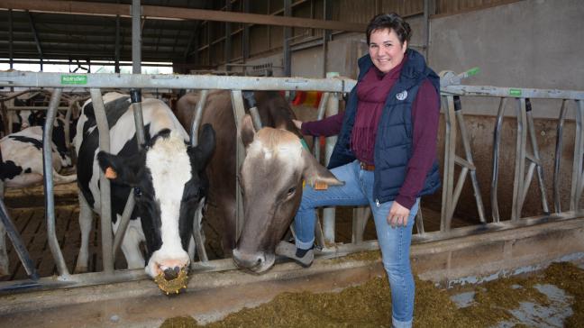 Evi voelt zich helemaal thuis tussen de koeien.