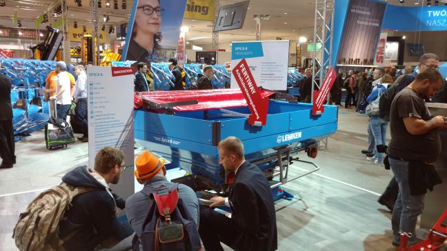 Tijdens Agribex tonen verschillende leveranciers kantstrooiers en/of spuittechnieken die voldoen aan MAP 7.