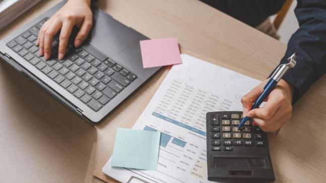 Minder dan de helft van de Belgische btw-plichtige bedrijven is al klaar voor de verplichte e-facturatie.