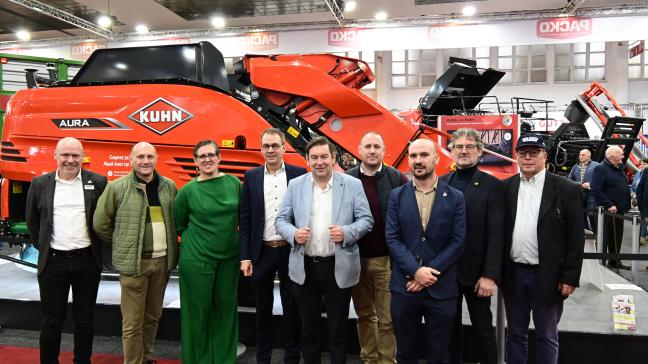 De delegatie van de commissie Landbouw van het Vlaamse parlement werd op Agribex rondgeleid door Hans Verstreken van Fedagrim (derde van rechts).