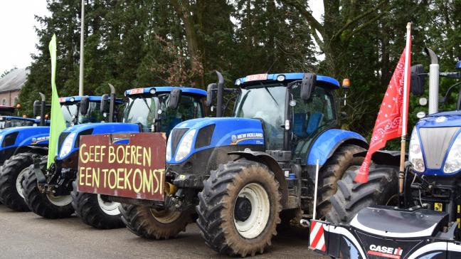Tientallen tractoren zakken op 11 december af naar het stadhuis van Tienen om te protesteren tegen een nieuwe oppervlaktebelasting.