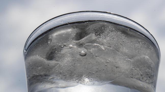 De drinkwaterrichtlijn richt zich op verontreinigende stoffen zoals hormoonontregelaars en microplastics en bevat regels rond schoon drinkwater en het vermijden van waterlekken.