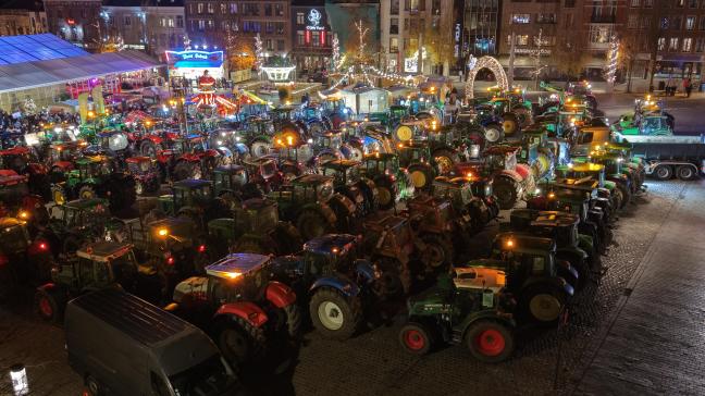 Tientallen tractoren verzamelden zich donderdagavond voor het stadhuis van Tienen om te protesteren tegen de oppervlaktebelasting op de agenda van de gemeenteraad.